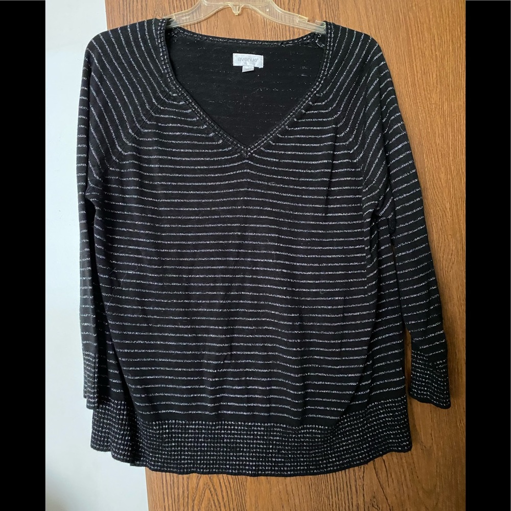 Avenue black/silver v-necked sweater